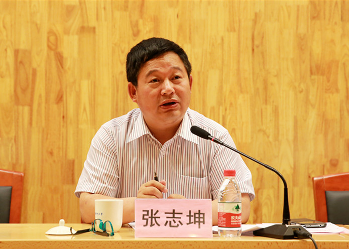 校党委副书记,纪委书记张志坤主持大会总会计师吴应宇为学校优秀党务